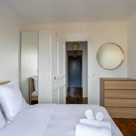 Le Dupont - Metro 13, 20 Min Champs-elysees